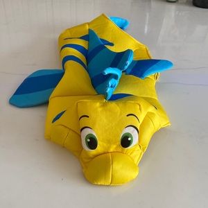 Size L. Tried on but doesn’t fit. Disney Flounder dog costume.